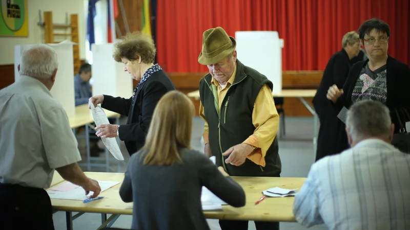 Fotografija: Če bi se odločili za prerisovanje okrajev, bi morali vsakih nekaj let, odvisno od demografskih gibanj, njihove meje postavljati na novo. FOTO: Jure Eržen/Delo