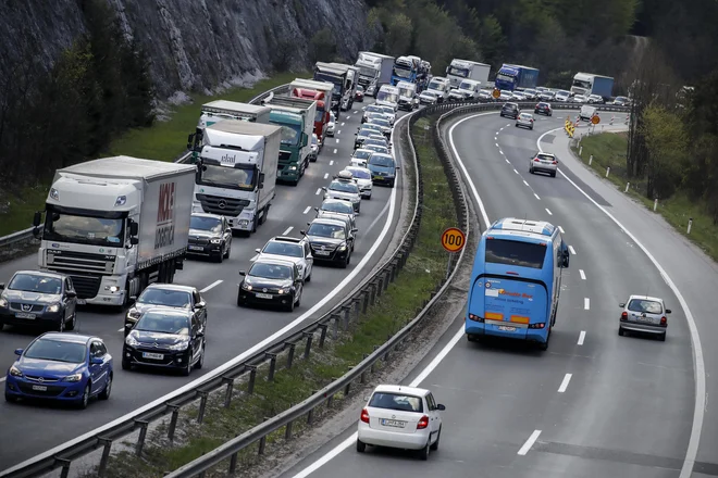 Prepovedan bo tudi ves tranzitni promet težkih tovornih vozil, ki s štajerske avtoceste pot nadaljuje naprej po regionalnih cestah čez mejni prehod Dobovec in mejni prehod Bistrica ob Sotli na Hrvaško. FOTO: Uroš Hočevar/Delo