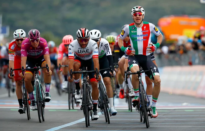 Elia Viviani se je po šprintu najprej veselil, nato pa držal za glavo. Foto AFP