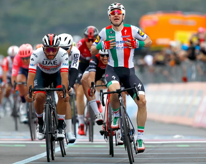 Elia Viviani (desno) se je prehitro veselil etapne zmage. Tekmovalna žirija mu jo je odvzela in jo pripisala Fernandu Gavirii (levo). FOTO: Luk Benies/AFP