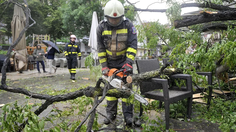 Fotografija: Neurje je zrušilo drevo na teraso lokala sredi hrvaške prestolnice. FOTO: Damir Krajac/CROPIX