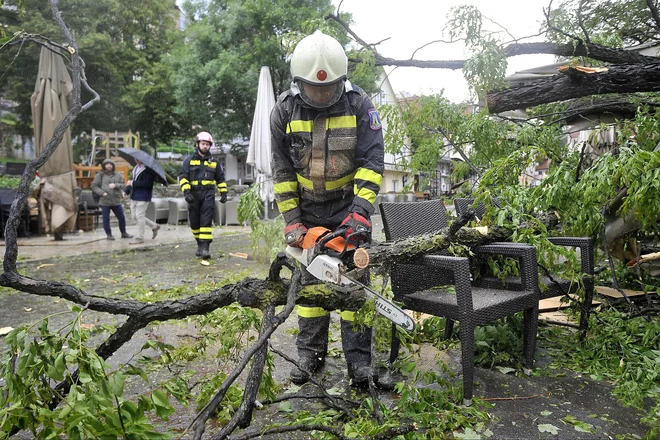 Neurje je zrušilo drevo na teraso lokala sredi hrvaške prestolnice. FOTO: Damir Krajac/CROPIX