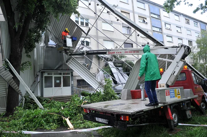 Zaradi vetra je v enem zagrebških parkov pristala streha petnadstropnega objekta. FOTO: Srdjan Vrančić/CROPIX