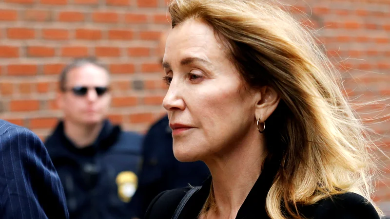 Fotografija: Felicity Huffman je, da je dosegla vpis hčerke na univerzo, v obliki lažnega dobrodelnega prispevka plačala podkupnino 15.000 dolarjev. FOTO: Katherine Taylor/Reuters