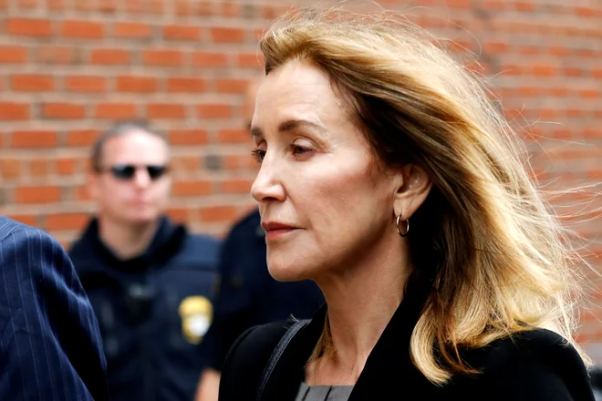 Felicity Huffman je, da je dosegla vpis hčerke na univerzo, v obliki lažnega dobrodelnega prispevka plačala podkupnino 15.000 dolarjev. FOTO: Katherine Taylor/Reuters