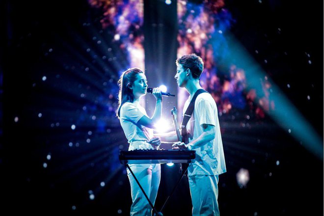Zala in Gašper v svoji odrski galaksiji Foto Eurovision TV