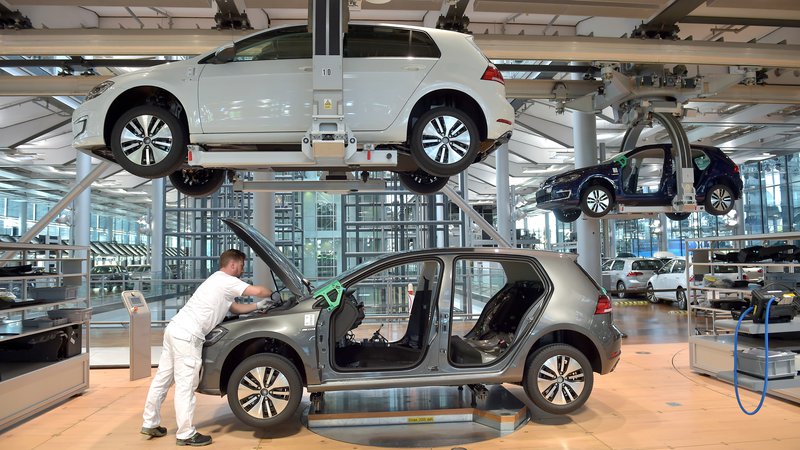 Fotografija: Volkswagen namerava kot prvi nemški avtomobilski proizvajalec postaviti svojo tovarno baterij za električna vozila. FOTO: Reuters