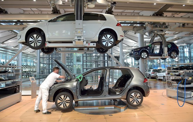 Volkswagen namerava kot prvi nemški avtomobilski proizvajalec postaviti svojo tovarno baterij za električna vozila. FOTO: Reuters