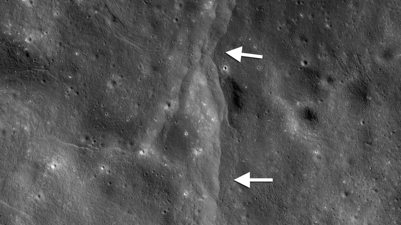 Fotografija: Na posnetkih orbiterja Lunar Reconnaissance so odkrili več novih prelomov in grebenov, ki nastajajo, ker se Luna krči. FOTO: NASA/GSFC/Arizona State University/Smithsonian/Reuters