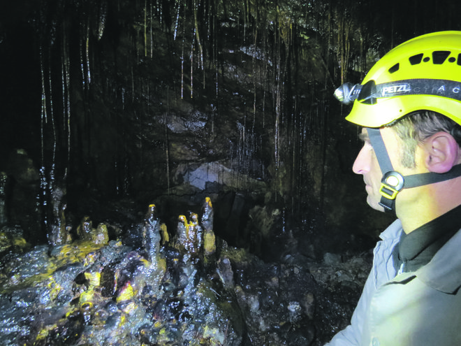 V delu rudniškega rova je bila skrita očem dvorana s pisanimi kapniki. FOTO: Bojan Rajšek/Delo