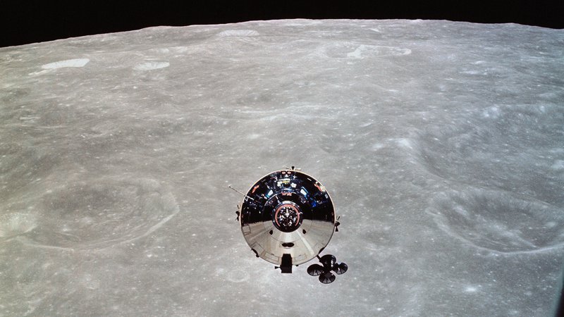Fotografija: Fotografija komandnega in servisnega modula, ki sta jo posnela Cernan in Stafford iz lunarnega modula. Foto Nasa