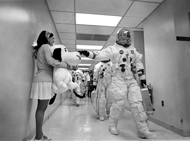 ▲ Poveljnik odprave Apollo 10 Thomas P. Stafford je pred poletom potrepljal risanega junaka Snoopyja, po katerem je dobil lunarni modul ime.