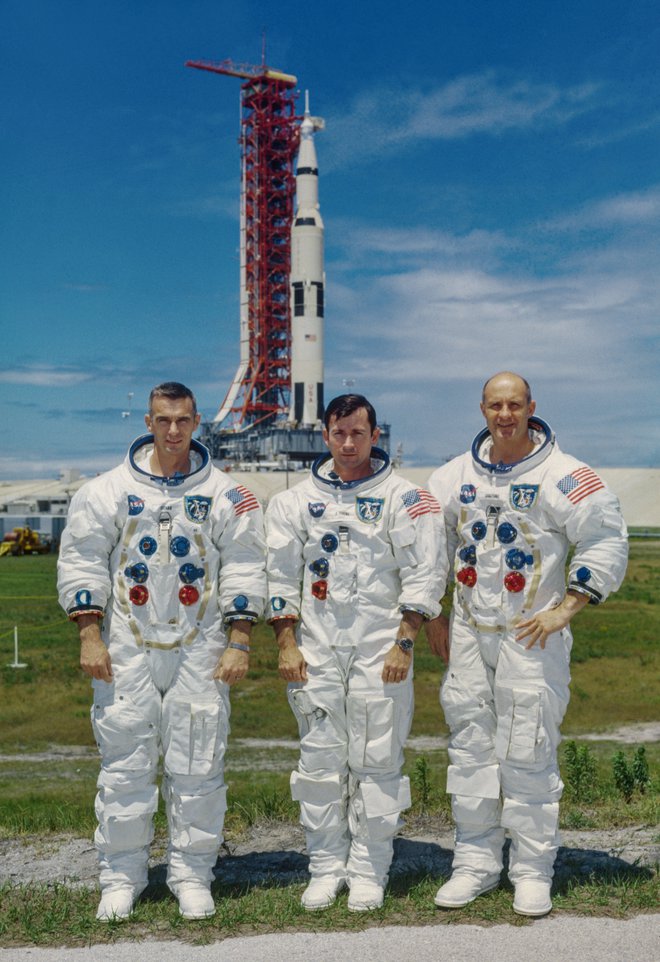 ◀ Tričlanska posadka Apolla 10 pilot lunarnega modula Eugene A. Cernan, pilot komandnega in servisnega modula John W. Young ter poveljnik odprave Thomas P. Stafford.
