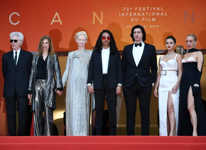 (Z leve proti desni): Jim Jarmusch s partnerko Saro Driver, Tilda Swinton, Luka Sabbat, Adam Driver, Selena Gomez, Chloe Sevigny. FOTO: Christophe Simon/AFP