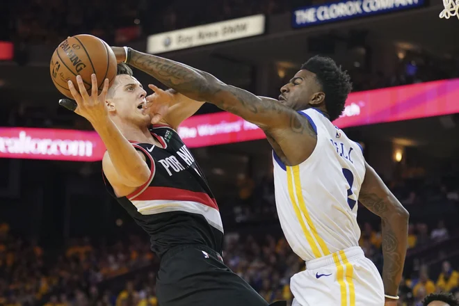 Jordan Bell in Golden State so ustavili košarkarje Portlanda. FOTO: Reuters