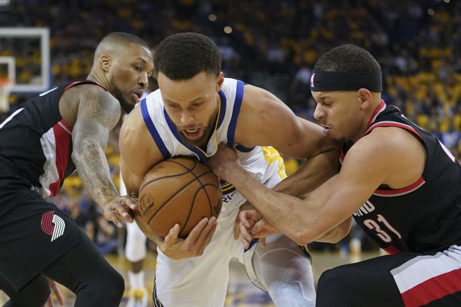 Stephen Curry se je prerinil do statistike 36 toč, sedmih podaj in šestih skokov. FOTO: Reuters