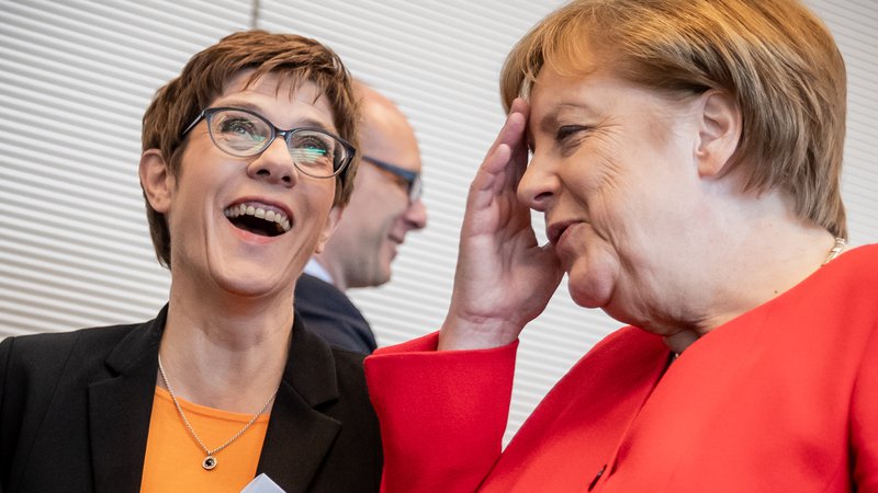 Fotografija: Predsednica največje nemške stranke CDU Annegret Kramp-Karrenbauer bi ob slabih volilnih rezultatih stranke lahko naletela na nepremostljive ovire pri naskoku na kanclersko palačo, v kateri sedi njena mentorica Angela Merkel. FOTO: AFP