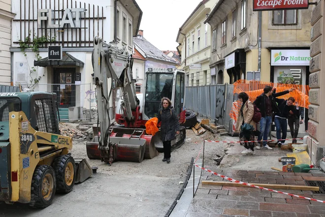 Popolno zaporo Trubarjeve ceste pri Obrežni stezi je zlahka mogoče obiti. FOTO: Tomi Lombar/Delo