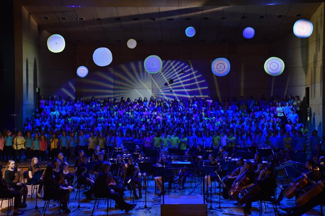 Dvanajst izbranih mladinskih zborov na koncertu Potujoča muzika 2015. FOTO: Janez Eržen