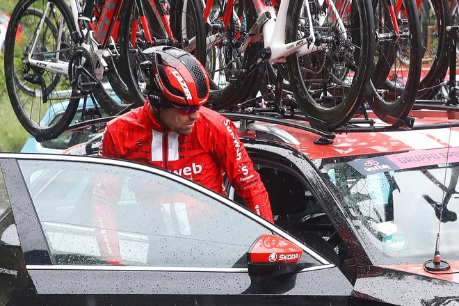 Tom Dumoulin je prišel na start pete etape, sedel na kolo, a hitro tudi sestopil in končal Giro. FOTO: Luk Benies/AFP