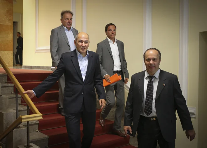 SDS, ki jo vodi Janez Janša, je v svoji zahtevi za drugo izredno sejo državnega zbora ta teden zapisala tudi poziv k resnemu razmisleku o izločitvi nekaterih delov (vojske in zdravstva) iz enotnega plačnega sistema. FOTO: Tomi Lombar/Delo