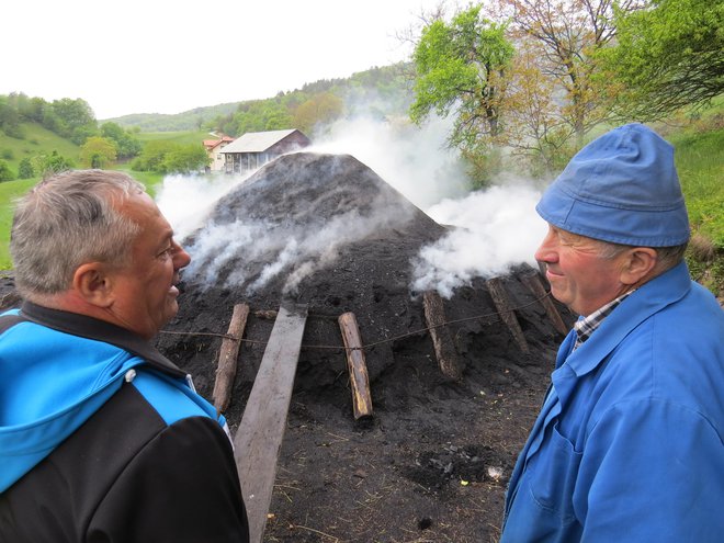 Kopar Marjan Odlazen mimoidočim rad pove kakšno dogodivščino o kuhanju oglja. Foto Bojan Rajšek