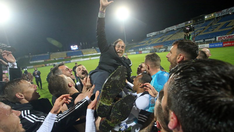 Fotografija: Darko Milanič se je znašel na rokah igralcev Maribora. FOTO: Tadej Regent/Delo