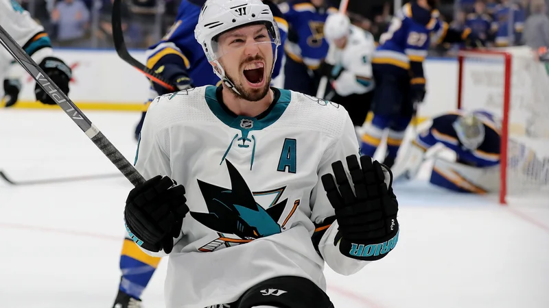 Fotografija: Logan Couture se je takole veselil gola, s katerim je Morskim psom 61 sekund pred koncem tekme zagotovil podaljšek. FOTO: AFP