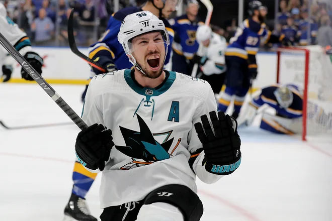 Logan Couture se je takole veselil gola, s katerim je Morskim psom 61 sekund pred koncem tekme zagotovil podaljšek. FOTO: AFP