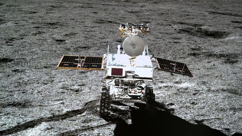 Fotografija: Rover Yutu 2 je znanstvenikom priskrbel nove podatke, ki dodajajo k razumevanju evolucije Lune. FOTO: China National Space Administration (CNSA)/AFP