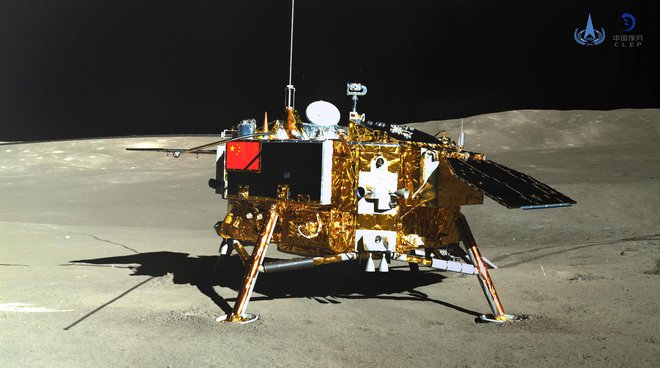 Sonda Chang'e 4 je prva sonda, ki je uspešno pristala na oddaljeni strani Lune. FOTO: China National Space Administration (CNSA)/AFP