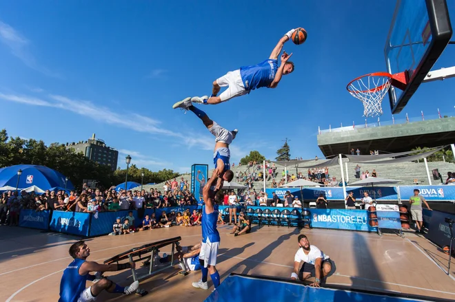 Akrobacije so njihov način življenja, strast in poklic. FOTO: Dunking Devils