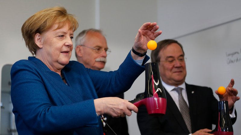 Fotografija: Morali bi se zavedati, da prihodnost Slovenije temelji na družbi znanja, odličnosti, odgovornosti, poštenju, mednarodnem sodelovanju in svobodi, kot je zapisala nemška kanclerka dr. Angela Merkel, naravoslovka z doktoratom iz kvantne kemije. Ponavljam, naravoslovka, ki razume pomen znanosti za gospodarsko rast in razvoj! FOTO: AFP