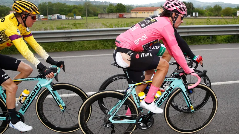 Fotografija: Primož Roglič nadaljuje dirko s strganimi hlačami. FOTO: Luk Benies/AFP