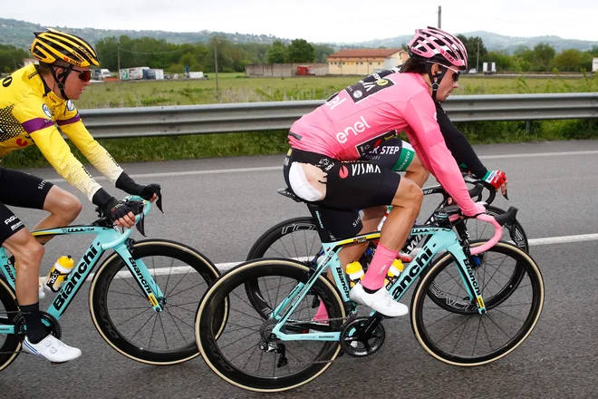 Primož Roglič nadaljuje dirko s strganimi hlačami. FOTO: Luk Benies/AFP