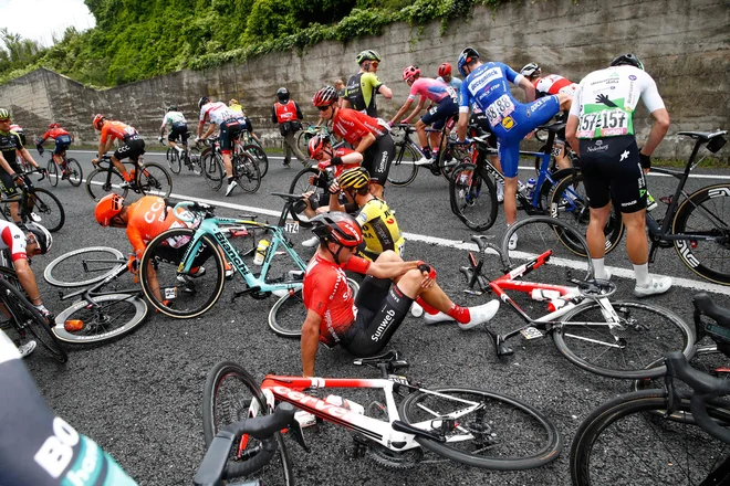 Množični padec po 34 km etape, v katerega se je zapletel tudi Roglič. FOTO: Luk Benies/AFP