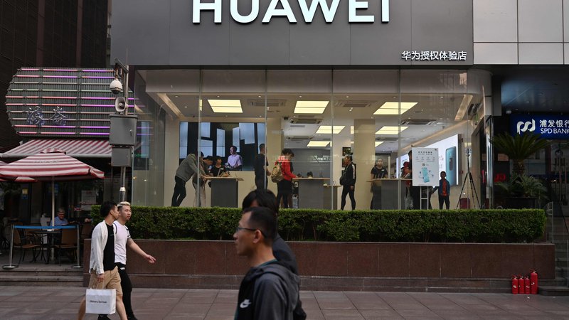 Fotografija: Trumpov ukrep je uperjen predvsem proti kitajskemu telekomunikacijskemu velikanu Huawei. FOTO: AFP
