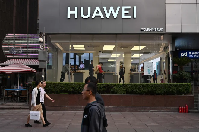 Trumpov ukrep je uperjen predvsem proti kitajskemu telekomunikacijskemu velikanu Huawei. FOTO: AFP