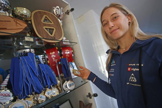 Korošica si je po štirih tekmah že zagotovila skupno zmago za svetovni pokal v balvanskem plezanju. Postala je prva slovenska plezalka v ženski konkurenci s to lovoriko. FOTO: Tadej Regent/Delo