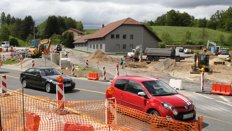 Fotografija: Na Škofljici so že začeli preurejati plastično krožišče v betonsko. FOTO: Tomi Lombar/Delo