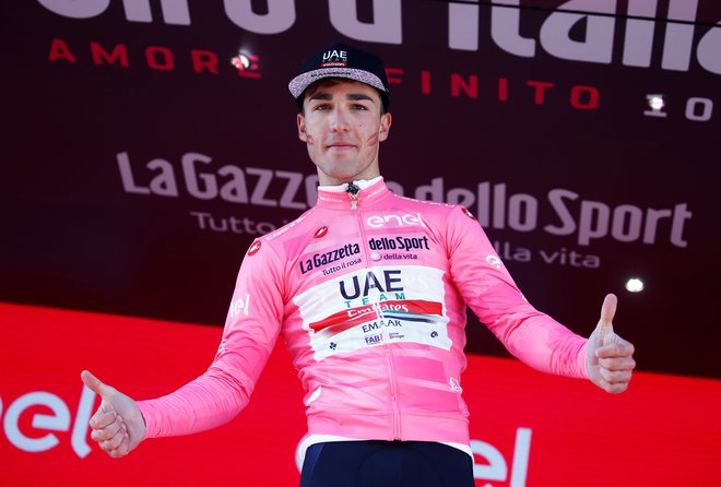 Valerio Conti je Primožu Rogliču »slekel« rožnato majico. FOTO: Luk Benies/AFP