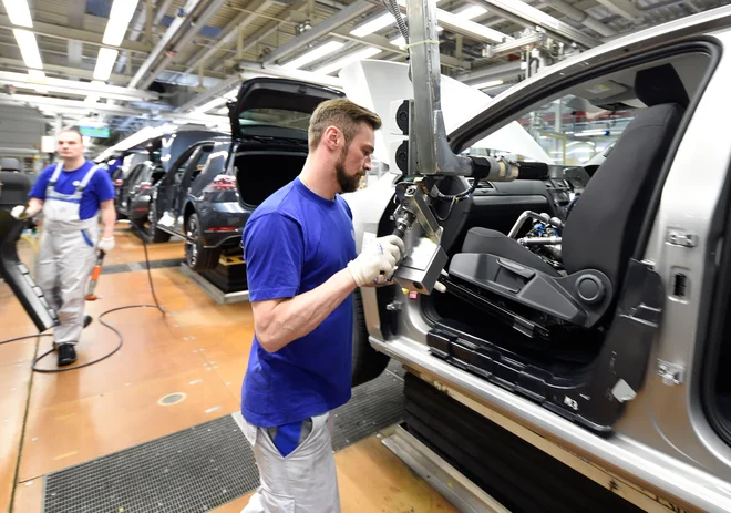 Zaposleni v nemški avtomobilski industriji se vse bolj bojijo izgube delovnih mest zaradi pohoda električnih avtomobilov, zato pričakujejo finančno pomoč države. FOTO: Reuters