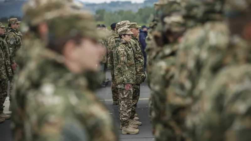 Fotografija: Statistike s portala plač ministrstva za javno upravo kažejo, da so vojaki med skupinami, ki so se jim med letoma 2015 in 2018 prihodki najbolj izboljšali, povprečno za četrtino. FOTO: Uroš Hočevar/Delo