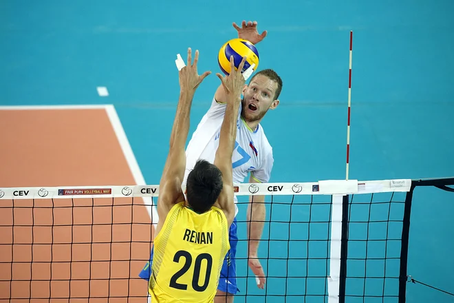 Tine Urnaut (17) med prijateljsko tekmo Slovenija - Brazilija. FOTO: Uroš Hočevar/delo