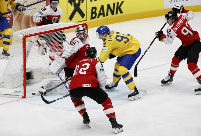 Gabriel Landeskog je na svoji prvi tekmi tega prvenstva hitro zabil vodilni gol. FOTO: Reuters