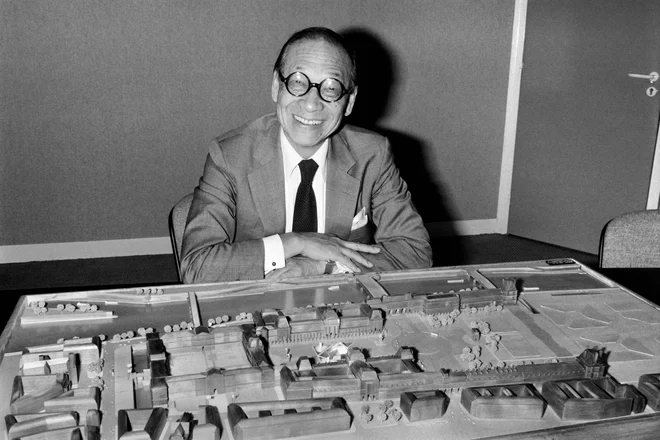 IM Pei leta 1985 z maketo piramide pred Louvrom v Parizu. FOTO: Pascal George/AFP