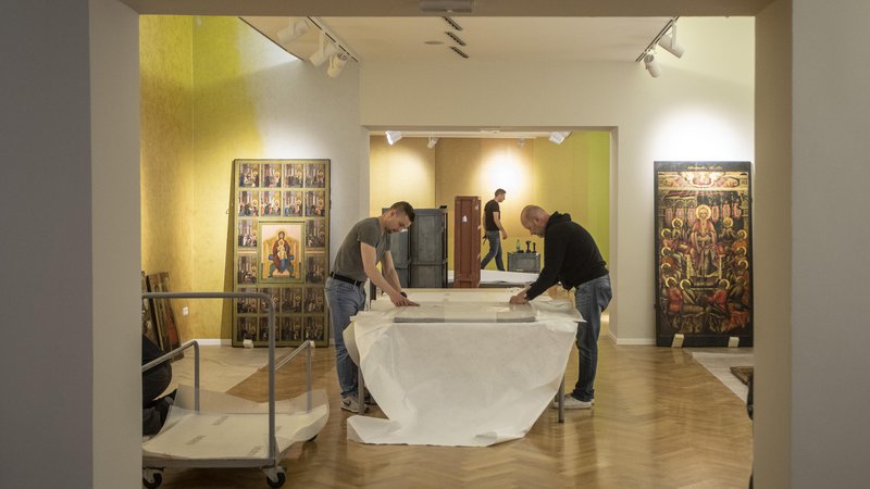 Fotografija: Postavljanje razstave ikon v Mestnem muzeju Ljubljana. FOTO: Voranc Vogel/Delo