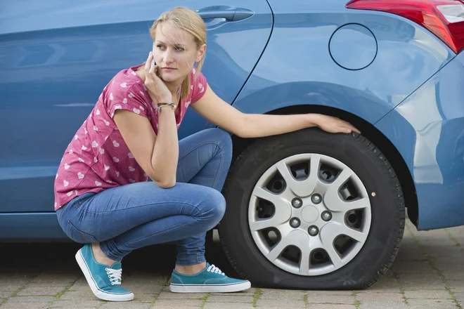 Razlog za posredovanje na cesti so pri nas pogosto tudi prazne pnevmatike, ki pa so vse bolj posledica vandalizma.<br />
Foto Shutterstock
