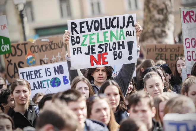 Mladi imajo pravico do prihodnosti, ki ne bo obrmenjena s preteklim sovraštvom. Foto Uroš Hočevar