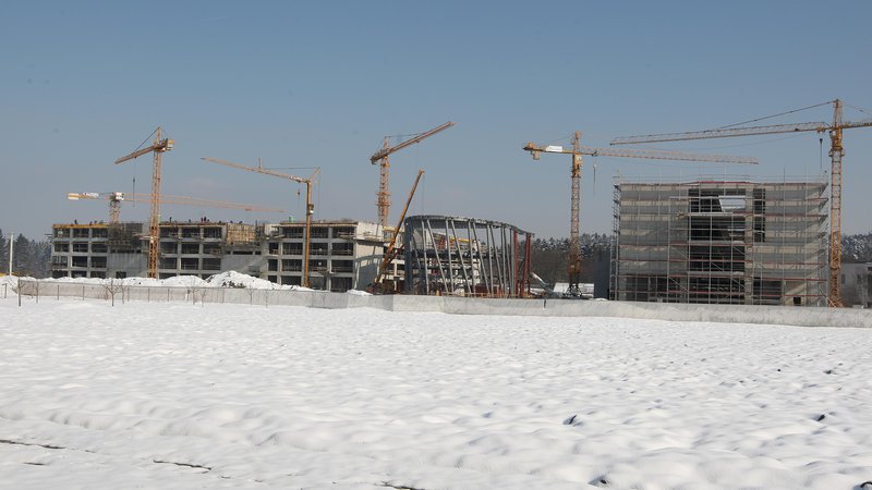 Fotografija: Gradnja novih fakultet (FRI) in (FKKT) ob Večni poti nasproti živalskega vrta v Ljubljani marca leta 2013. Foto Igor Zaplatil
